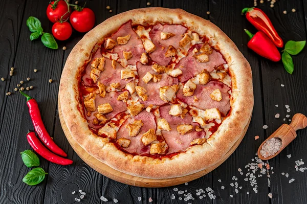 Lezzetli Farklı Çeşitleriyle Büyük Pizza Sıcak Pizzanın Üst Görüntüsü — Stok fotoğraf