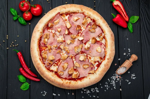 Вкусная Большая Пицца Различными Видами Мяса Вид Сверху Горячую Пиццу — стоковое фото