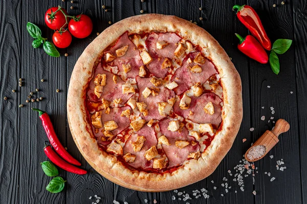 Вкусная Большая Пицца Различными Видами Мяса Вид Сверху Горячую Пиццу — стоковое фото