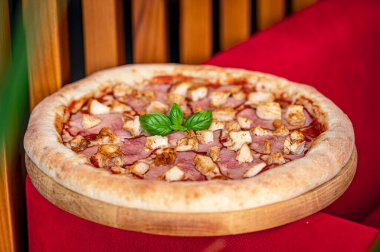 Lezzetli ve farklı et çeşitleriyle büyük pizza. Sıcak pizzanın en üst görüntüsü.