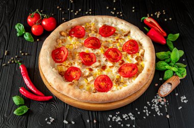 Lezzetli ve farklı et çeşitleriyle büyük pizza. Sıcak pizzanın en üst görüntüsü.