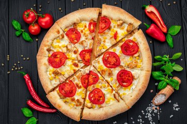 Lezzetli ve farklı et çeşitleriyle büyük pizza. Sıcak pizzanın en üst görüntüsü.