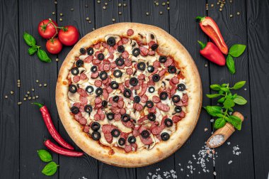 Farklı et çeşitleriyle büyük ve lezzetli bir pizza. Sosisli, tavuklu ve mantarlı İtalyan pizzası.