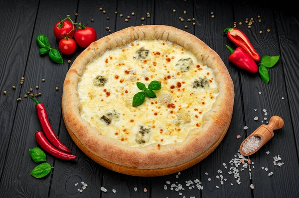 Quente Quatro Queijos Deliciosa Pizza Americana Caseira Rústica Com Crosta — Fotografia de Stock