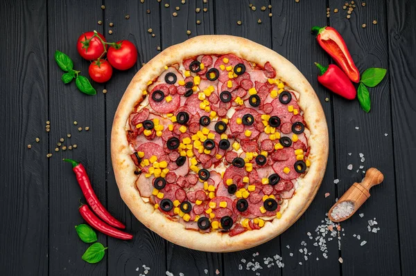 味道鲜美的比萨饼 有不同类型的肉 配香肠 玉米和橄榄的比萨 热比萨饼的顶部视图 — 图库照片