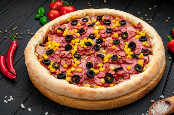Lekkere Grote Pizza Met Verschillende Soorten Vlees Pizza Met Worst — Stockfoto