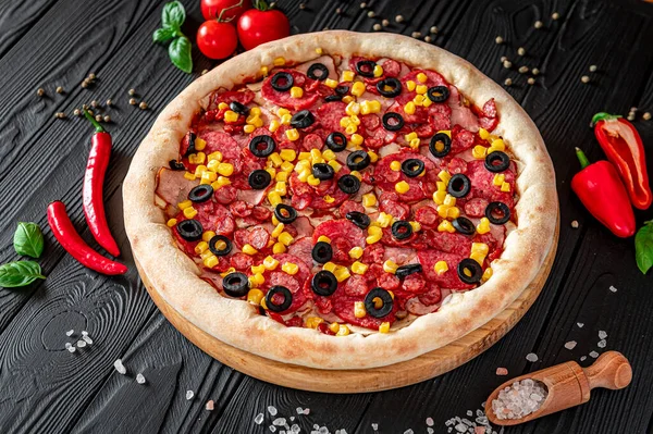 味道鲜美的比萨饼 有不同类型的肉 配香肠 玉米和橄榄的比萨 热比萨饼的顶部视图 — 图库照片