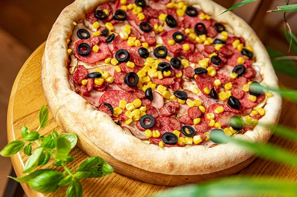 Smaczna Duża Pizza Różnymi Rodzajami Mięsa Pizza Kiełbasą Szynką Kukurydzą — Zdjęcie stockowe