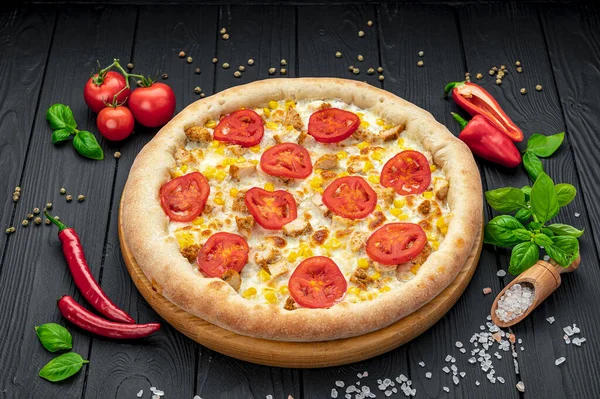 Smaczna Duża Pizza Różnymi Rodzajami Mięsa Widok Góry Gorącej Pizzy — Zdjęcie stockowe