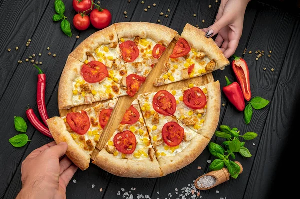 Lekkere Grote Pizza Met Verschillende Soorten Vlees Bovenaanzicht Van Hete — Stockfoto