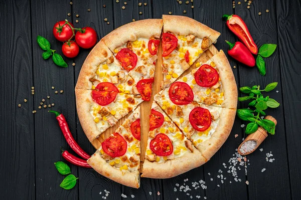 Chutná Velká Pizza Různými Druhy Masa Horní Pohled Horkou Pizzu — Stock fotografie