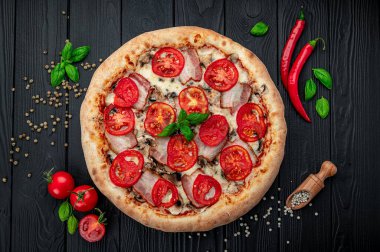 Lezzetli ve farklı et çeşitleriyle büyük pizza. Sıcak pizzanın en üst görüntüsü.