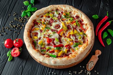 Lezzetli ve farklı et çeşitleriyle büyük pizza. Sıcak pizzanın en üst görüntüsü.