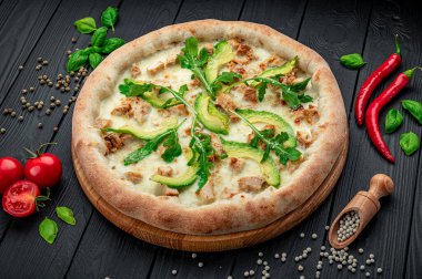 Izgara tavuk, avokado ve roka ile nefis pizza. Büyük pizzanın en üst görüntüsü