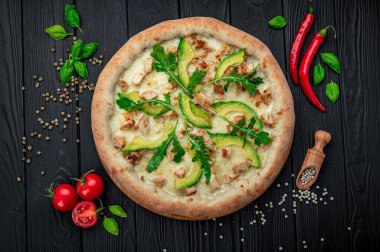 Izgara tavuk, avokado ve roka ile nefis pizza. Büyük pizzanın en üst görüntüsü