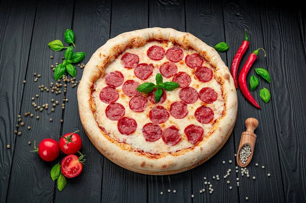 Pizza Pepperoni Saboroso Ingredientes Culinários Manjericão Vista Superior Pizza Pepperoni — Fotografia de Stock