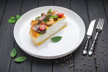 Karides ve ızgara mantarlı omlet pulyar. Sağlıklı gıda konsepti.