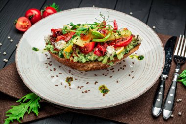 Güneşte kurutulmuş domatesler, krem peynir, avokado ve taze sebzeler. Sağlıklı ve sağlıklı yiyecekler. Restoranda yemek servisi. Menü için fotoğraf.