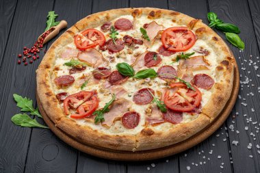 Mozzarella peyniri, salam, tavuk eti, sığır eti, jambon, domates sosu ve biber baharatlı pizza.