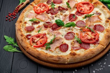 Mozzarella peyniri, salam, tavuk eti, sığır eti, jambon, domates sosu ve biber baharatlı pizza.