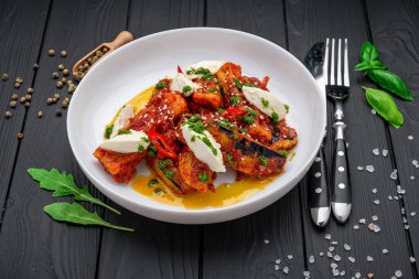 Baharatlı domates soslu, krem peynirli patlıcan dilimleri, susam tohumu ve pesto. Sağlıklı gıda konsepti.