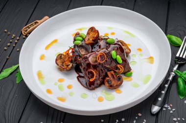 Et madalyonları, baharatlı kırmızı sos ve kızarmış mantar, menü fotoğrafı. Sağlıklı gıda konsepti.