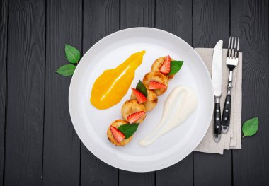 Çilekli kreatif bebek kahvaltısı peynirli kekler. Sağlıklı gıda konsepti.