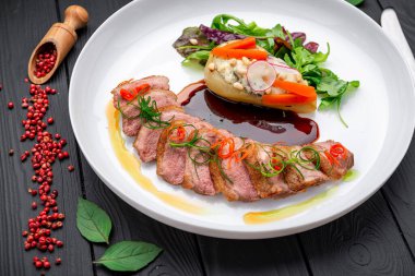 Ördek göğsü ve armudu olan tabak, L 'Orange ördeği