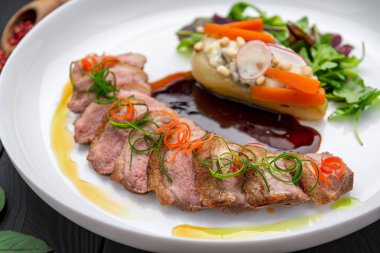 Ördek göğsü ve armudu olan tabak, L 'Orange ördeği