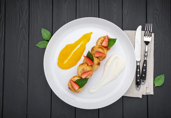 Çilekli kreatif bebek kahvaltısı peynirli kekler. Sağlıklı gıda konsepti.