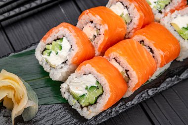 Somon ve krem peynirli klasik Philadelphia suşi seti. Japon taze somon ve pirinç tabağı, üst manzara.