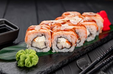 Suşi, ızgara somon ve armut. Japon yemeği taze somon ve pilav.