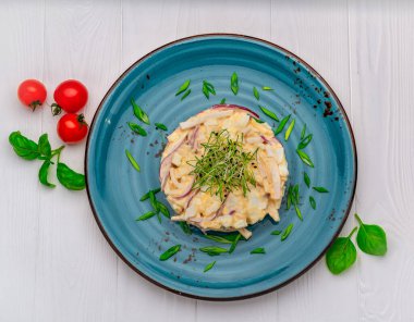 Parlak tabakta soğanlı yumurta salatası. Sağlıklı ve lezzetli yemekler. Menü için fotoğraf.