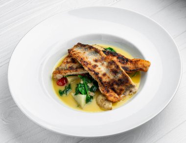 Kızarmış levrek fileto ve kremalı soslu haşlanmış patates. Sağlıklı ve lezzetli yemekler. Menü için fotoğraf.