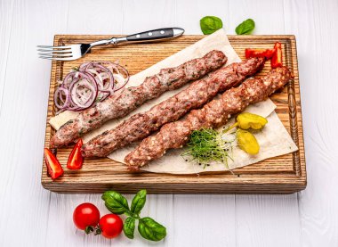 Lulya kebap, ızgarada et, ızgarada kıyma. Sağlıklı ve lezzetli yemekler. Menü için fotoğraf.