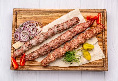 Lulya kebap, ızgarada et, ızgarada kıyma. Sağlıklı ve lezzetli yemekler. Menü için fotoğraf.