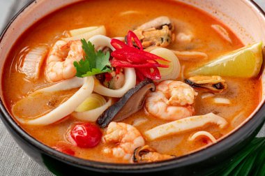 Karides, kalamar, midye ve sebzeli baharatlı Asya Tom çorbası. Asya mutfağı. Lezzetli ve sağlıklı yiyecekler. Menü için fotoğraf.