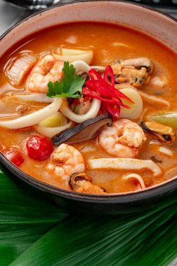 Karides, kalamar, midye ve sebzeli baharatlı Asya Tom çorbası. Asya mutfağı. Lezzetli ve sağlıklı yiyecekler. Menü için fotoğraf.