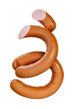 Kaynamış sosisler, beyaz arka planda izole edilmiş..