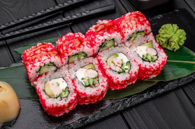 Yengeç, avokado, salatalık ve tobiko havyarlı California suşisi. Japon yemeği.