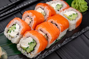 Somon ve krem peynirli klasik Philadelphia suşi seti. Japon taze somon ve pirinç tabağı, üst manzara.