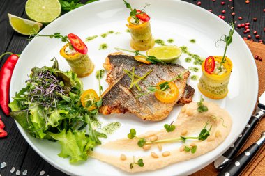 Salata ve humus ile dana madalyonu. Restoranda yemek servisi. Sağlıklı gıda konsepti. Menü için fotoğraf