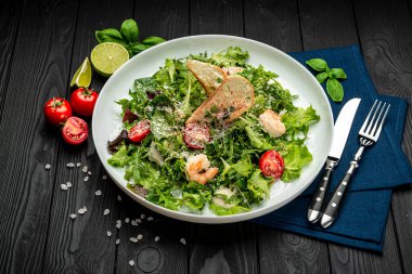 Karidesli taze sezar salatası. Restoranda yemek servisi. Sağlıklı gıda konsepti. Menü için fotoğraf