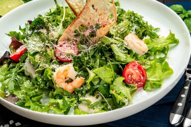 Karidesli taze sezar salatası. Restoranda yemek servisi. Sağlıklı gıda konsepti. Menü için fotoğraf