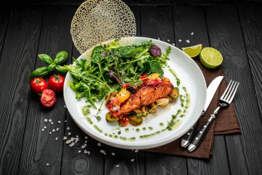 Sebzeli ızgara somon fileto. Restoranda yemek servisi. Sağlıklı gıda konsepti. Menü için fotoğraf