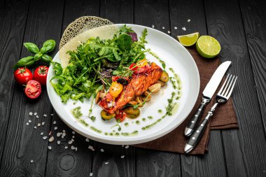 Sebzeli ızgara somon fileto. Restoranda yemek servisi. Sağlıklı gıda konsepti. Menü için fotoğraf