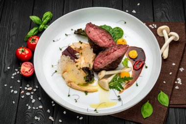 Salata ve humus ile dana madalyonu. Restoranda yemek servisi. Sağlıklı gıda konsepti. Menü için fotoğraf