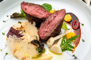 Salata ve humus ile dana madalyonu. Restoranda yemek servisi. Sağlıklı gıda konsepti. Menü için fotoğraf