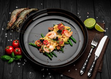 Karidesli omlet, havyar ve kuşkonmaz fasulyesi ve pastırmalı ızgara domates. Restoranda yemek servisi. Sağlıklı gıda konsepti