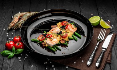 Karidesli omlet, havyar ve kuşkonmaz fasulyesi ve pastırmalı ızgara domates. Restoranda yemek servisi. Sağlıklı gıda konsepti